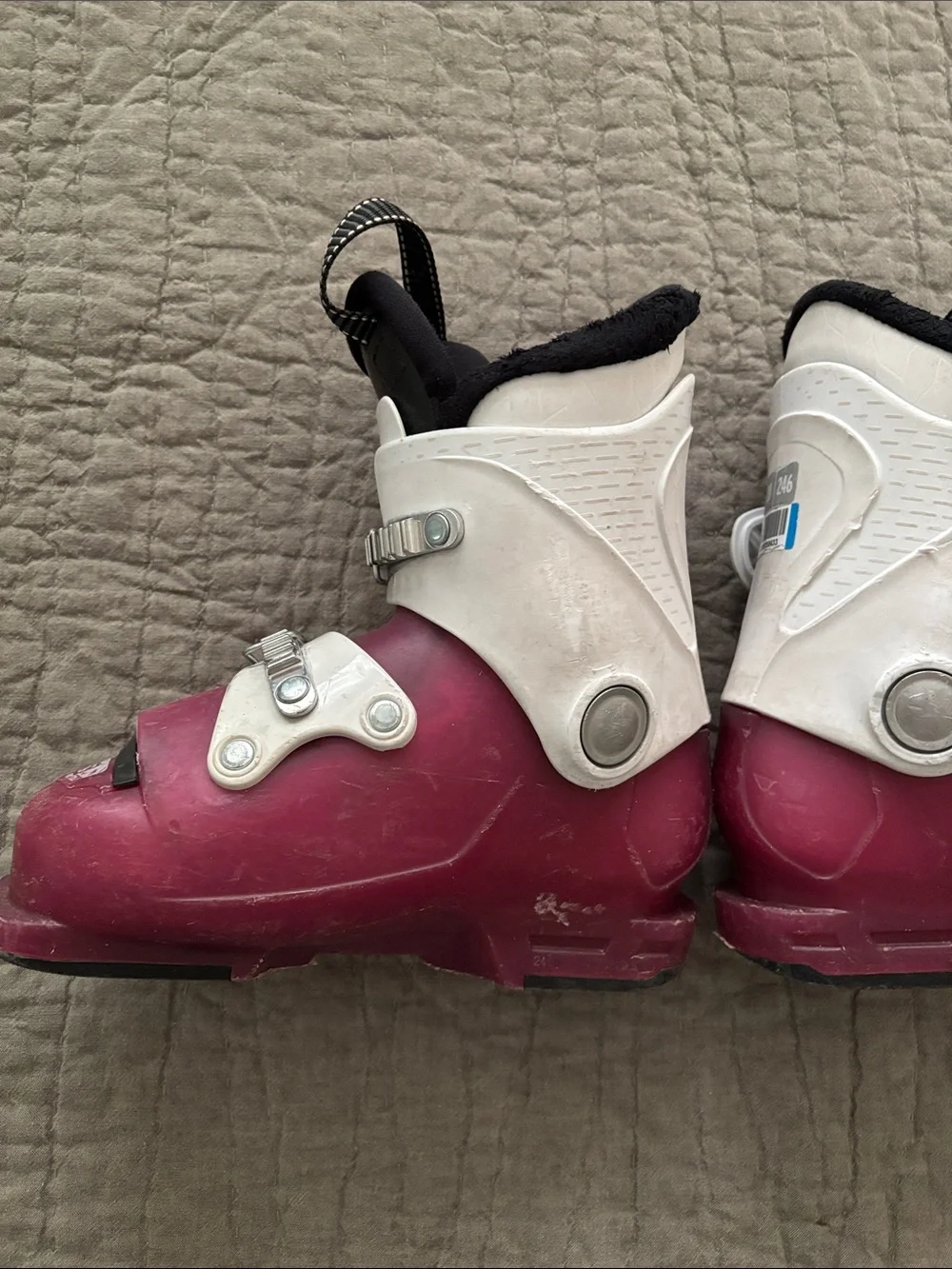 Kids ski boots